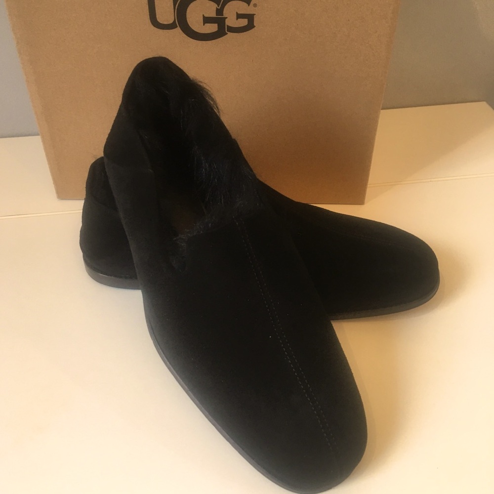 Ugg loafer. Size:9 . Worn a couple times and still in good condition.